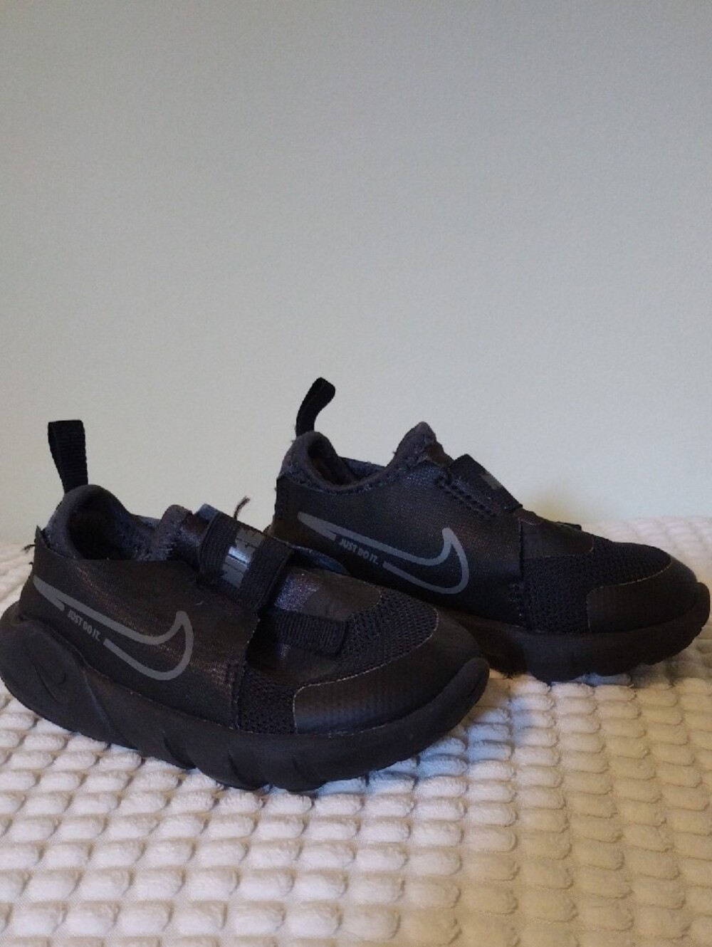 Nike Kids Black Slip-On Athletic Sneakers with Reflective Swoosh Baby Size 7